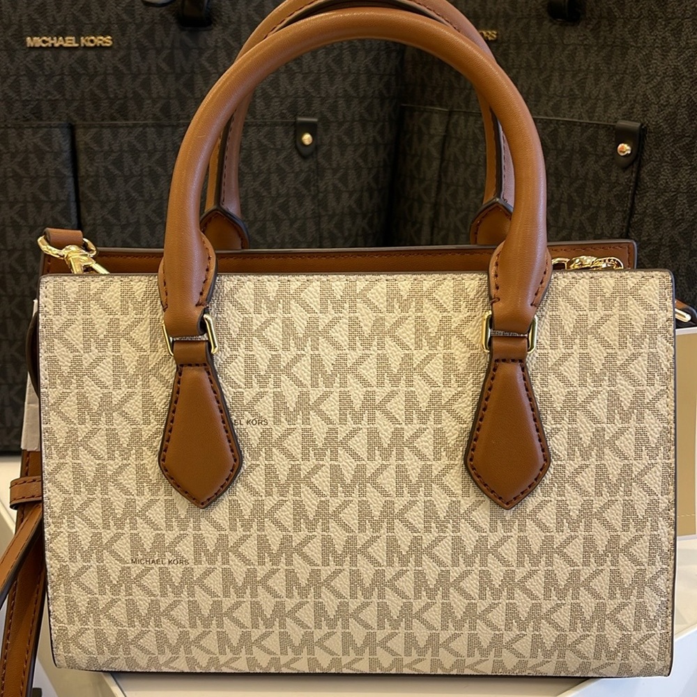 Michael Kors Small Sheila Satchel Crossbody
Vanilla 
NWT - Picture 10 of 16